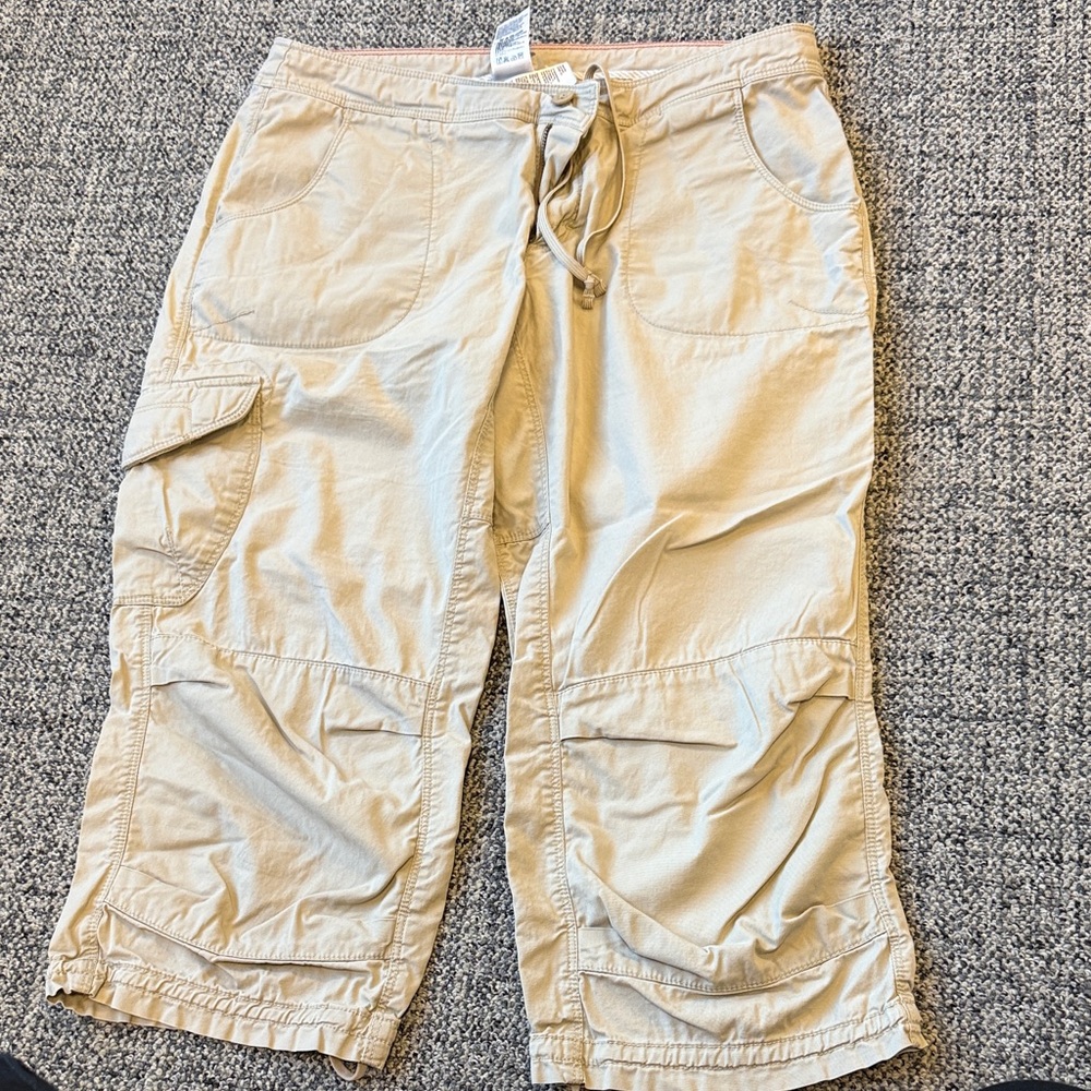 🌸The North Face Women's Tan Cargo Shorts.
